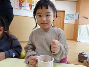 ２歳児さんはフルーチェ作りをしました！