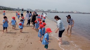 二色の浜へ臨海保育に行きました！（２歳児さん）