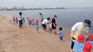 二色の浜へ臨海保育に行きました！（２歳児さん）