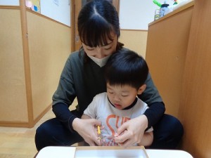 初めてハサミを使いました！（２歳児さん）