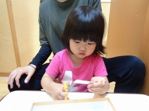 初めてハサミを使いました！（２歳児さん）