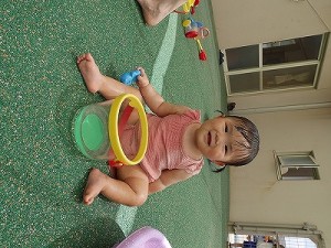 ０歳児さんの水遊びのようす