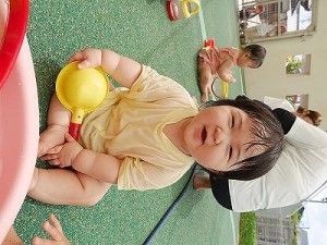 ０歳児さんの水遊びのようす