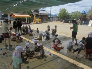 どろんこ遊びを楽しんでいます！