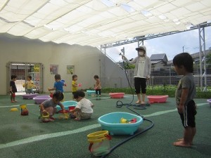 水遊び・どろんこ遊びをしました！（１歳児さん）