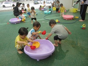 水遊び・どろんこ遊びをしました！（１歳児さん）