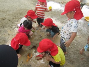 水遊び・どろんこ遊びをしました！（１歳児さん）