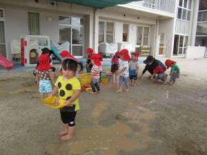 水遊び・どろんこ遊びをしました！（１歳児さん）