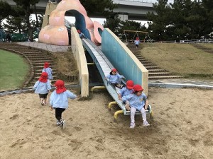 二色の浜公園へ遠足に行きました！（２歳児さん）