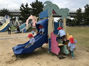 二色の浜公園へ遠足に行きました！（２歳児さん）