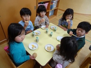 クッキーづくりをしました！（０～２歳児さんの様子）