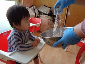 クッキーづくりをしました！（０～２歳児さんの様子）