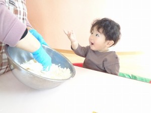 クッキーづくりをしました！（０～２歳児さんの様子）