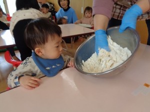 クッキーづくりをしました！（０～２歳児さんの様子）