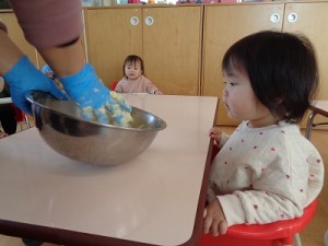 クッキーづくりをしました！（０～２歳児さんの様子）