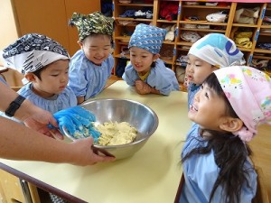 クッキーづくりをしました！（０～２歳児さんの様子）