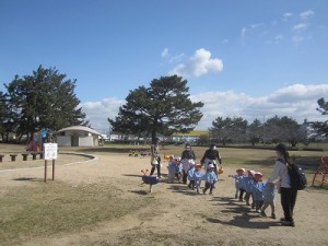 二色の浜へ臨海保育に行きました！（１歳児さん）