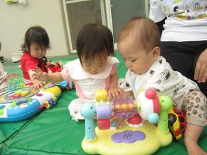 ０歳児さんの朝の会と広場遊びの様子です！