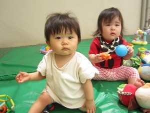 ０歳児さんの朝の会と広場遊びの様子です！