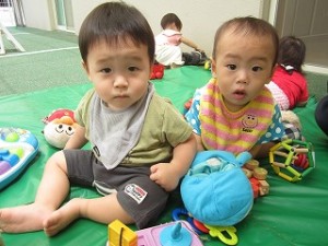 ０歳児さんの朝の会と広場遊びの様子です！