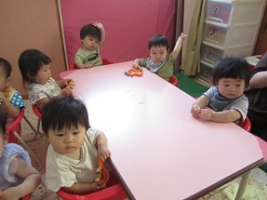 ０歳児さんの朝の会と広場遊びの様子です！