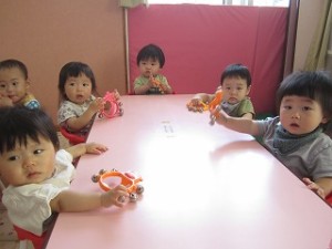 ０歳児さんの朝の会と広場遊びの様子です！