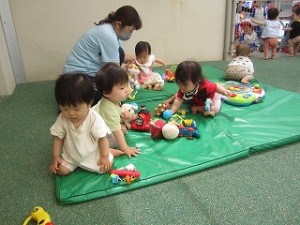 ０歳児さんの朝の会と広場遊びの様子です！