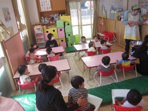 ０歳児さんのフルーチェ作り・朝の会の様子