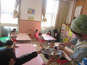 ０歳児さんのフルーチェ作り・朝の会の様子