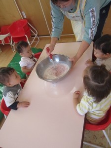 ０歳児さんのフルーチェ作り・朝の会の様子