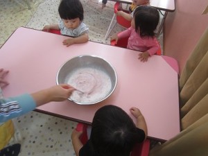 ０歳児さんのフルーチェ作り・朝の会の様子