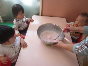 ０歳児さんのフルーチェ作り・朝の会の様子