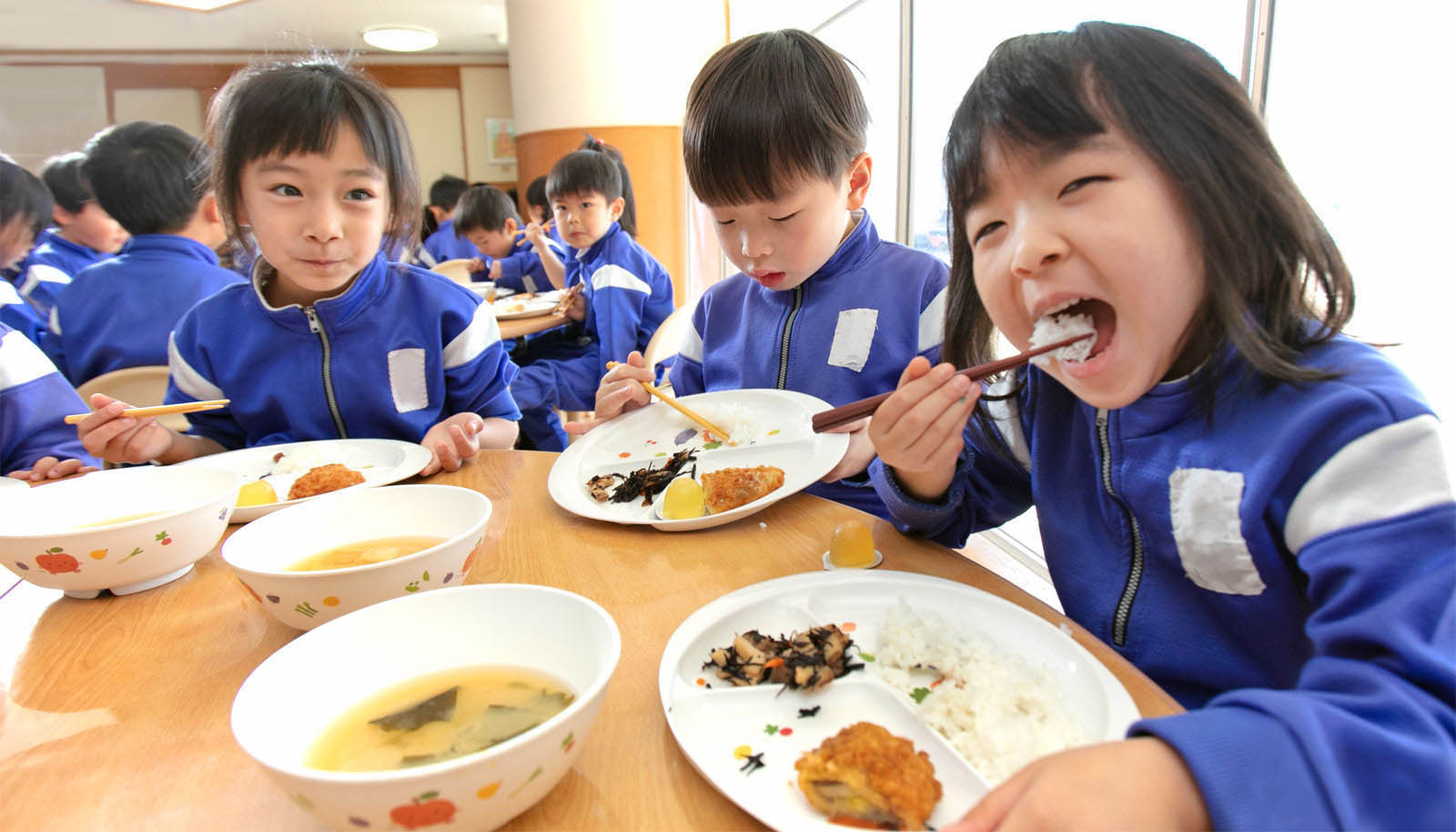 バランスの良い食事で
元気な心と体を育みます。